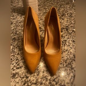 Women’s tan suede pumps.